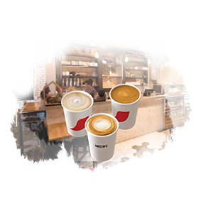 vasos mostrando diversas recetas de café en un local