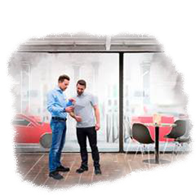 Comercial junto con cliente en una petrolera