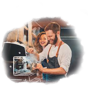 dos jóvenes baristas trabajando en una cafeteria