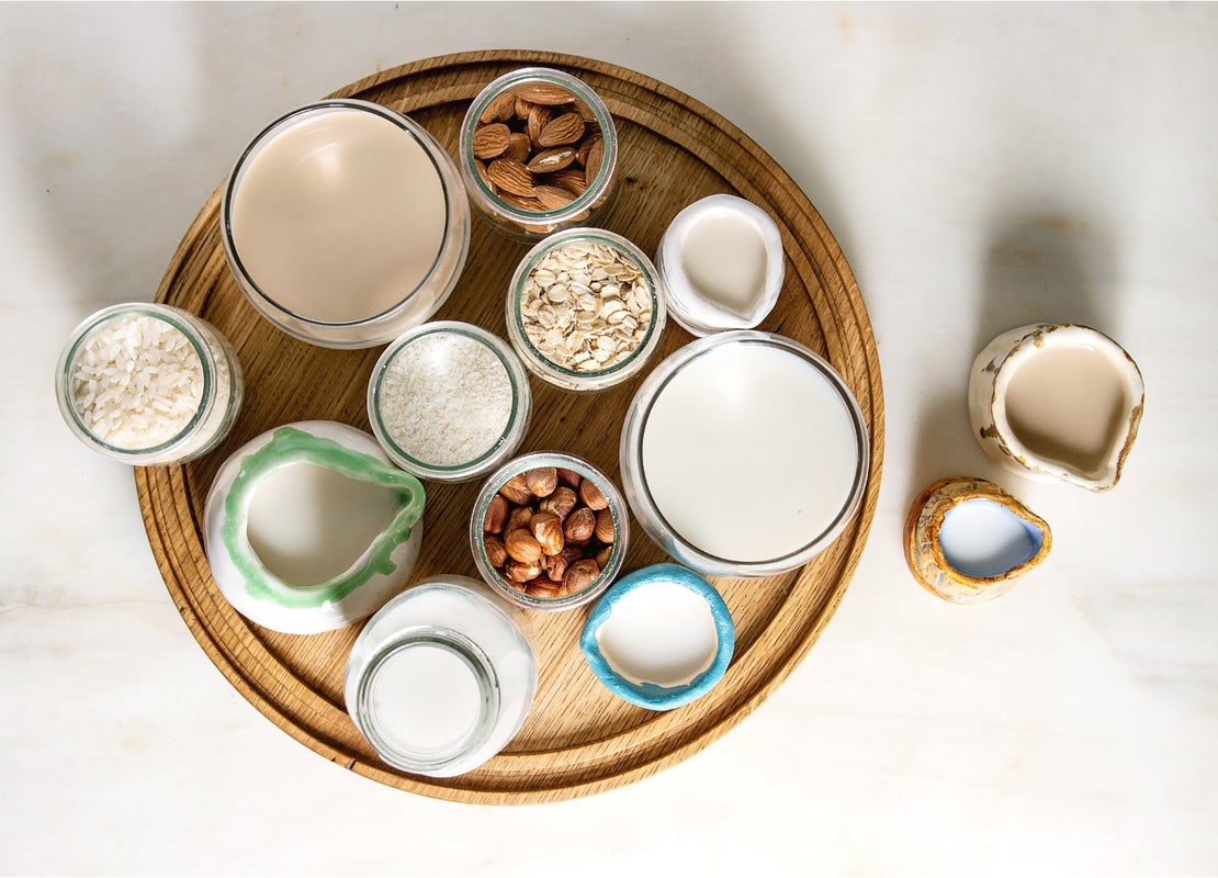 Bebidas vegetales de coco, avena, avellanas, almendras y arroz y recipientes con estos ingredientes