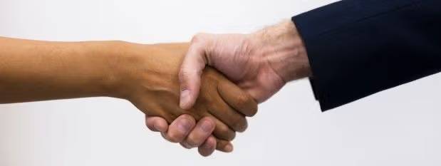 Dos ejecutivos estrechándose las manos