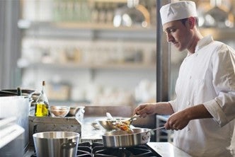 Chef preparando un postre en su cocina profesional
