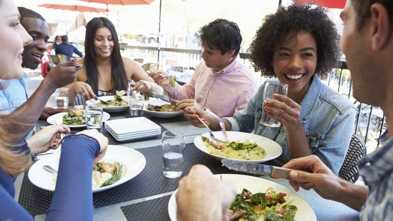 grupo de personas disfrutando un almuerzo