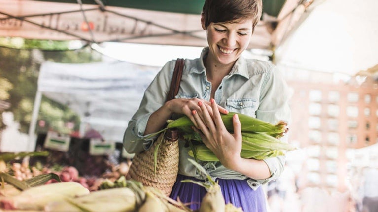 Mujer eligiendo productos de un mercado local