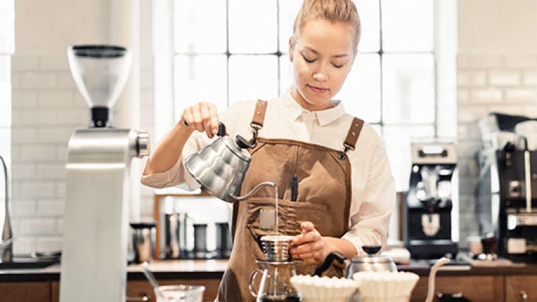 Experta en café prepara esta bebida utilizando un método de extracción de café por goteo o Drip en la cafetería