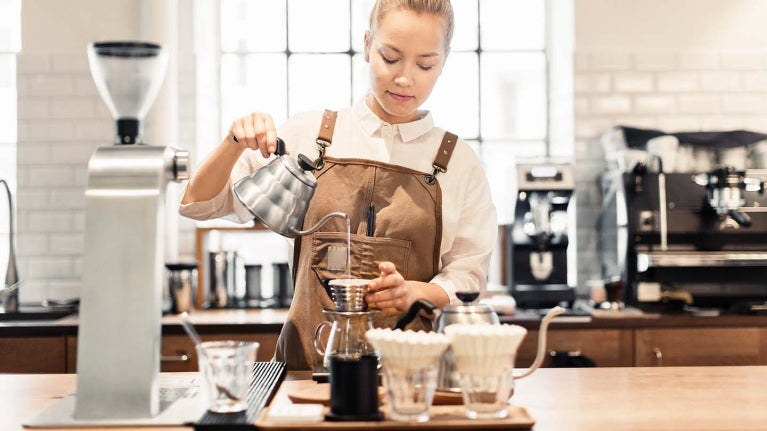 Experta en café preparar esta bebida bajo un método de filtrado 