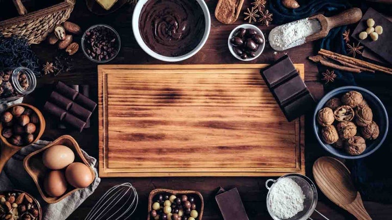 Tipos de chocolate, ingredientes y utensilios para deliciosas recetas 