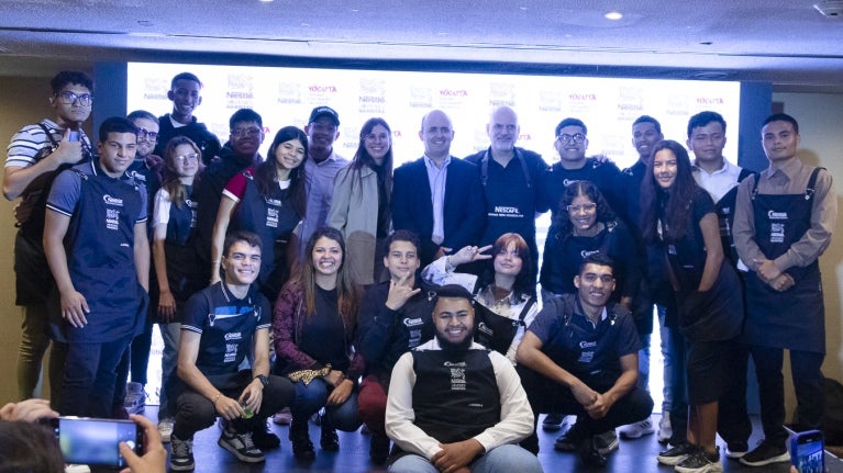 Personas posando para foto en un evento del Programa Jóvenes Baristas de NESTLÉ® PROFESSIONAL®