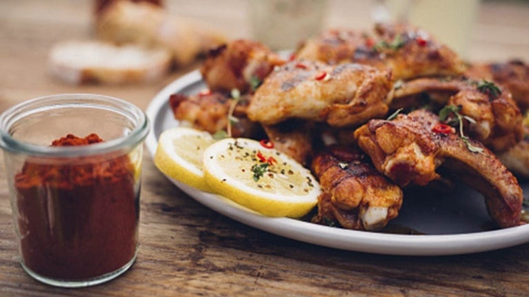 Un de plato de pollo con especias, limón y paprika 