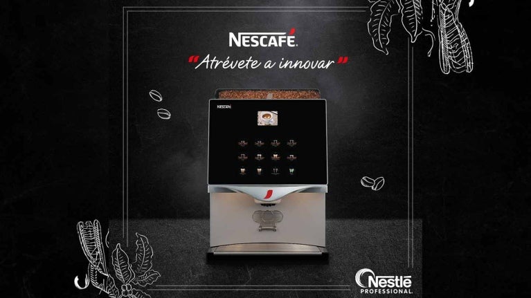 Máquina NESCAFÉ® de grano con sistema de molinos de café que ofrece 12 opciones de bebidas