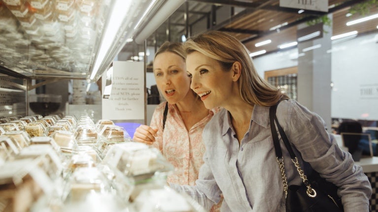 Dos mujeres eligiendo en un local alimentos que hacen parte de la tendencia Grab and Go