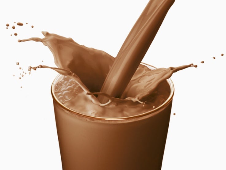 Bebida de chocolate NESQUIK® vertida en un vaso