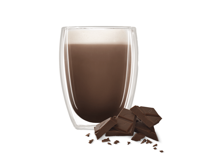 Vaso con bebida de chocolate y, junto a este, unas tabletas de los CHOCOLATES NESTLÉ® en trozos