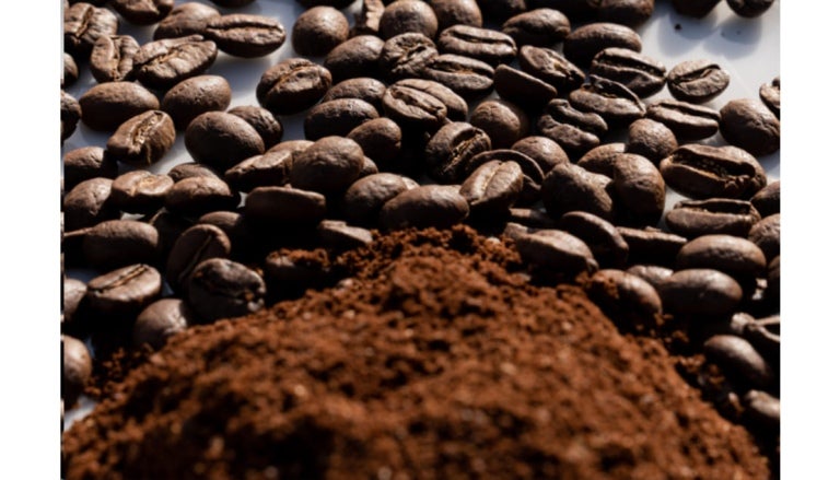 Montón de café tostado y molido y en la parte superior granos de café para preparar bebidas para maridaje