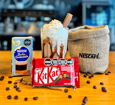 leche condensada junto a preparación Frappuccino de moka hecho con Kit Kat®