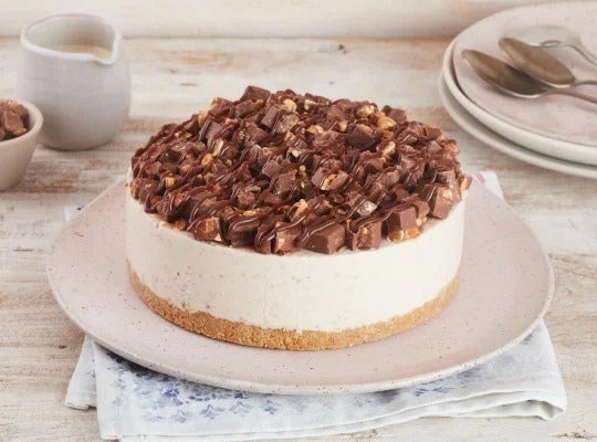 Sobre un plato, un Cheesecake con chocolate SUBLIME® y Leche Condensada NESTLÉ®