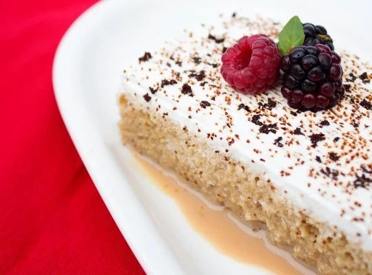 Postre de tres leches de capuchino decorado con moras y frambuesas