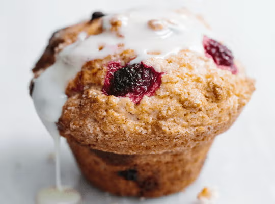 Muffins de Arándanos decorados con Leche Condensada NESTLÉ® LA LECHERA®