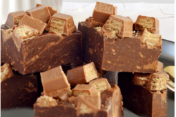 Plato con cubos de Fudge decorados con Kit Kat 4 Finger