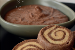 Plato con Galletas Bicolor junto a un tazón de Kit Kat Untable fundido