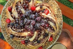 Trenza de Chocolate hecha con KIT KAT Untable y decorada con fruta confitada, cerezas marrasquino y azúcar flor