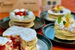 Cuatro platos con Tortas de Hojarasca con Leche Condensada Untable Nestlé decoradas con merengue suizo y frutillas