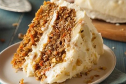 Porción triangular de Torta de zanahoria con Leche Condensada Nestlé sobre un plato de color blanco