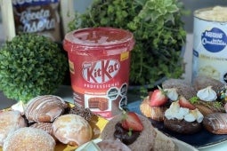 Donas Rellenas junto a un balde de Crema Untable KitKat, un Manjar Receta casera y una lata de Leche Condensada Untable