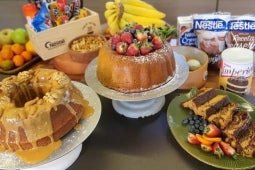 Queques de Manjar Nestlé decorados con fresas, nueces, almendras y manjar