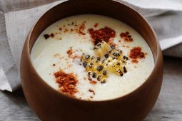 Plato hondo de madera con crema de choclo