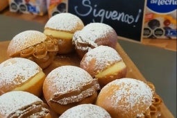 Berlines rellenos con crema pastelera y con Manjar NESTLÉ® servidos a la mesa