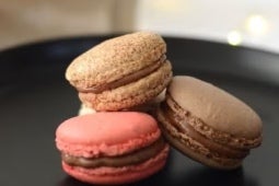 Macarons de chocolate rellenos con KITKAT® Untable