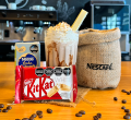  leche condensada junto a preparación Frappuccino de moka hecho con Kit Kat® Blanco