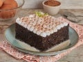 Torta tres leches de chocolate con Cocoa D'ONOFRIO® y decorada con chantilly